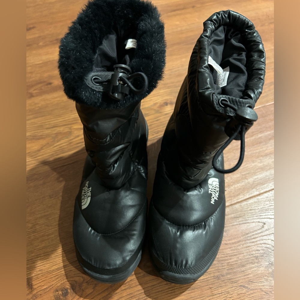 The North Face Womens Bootie Nuptse Shiny Fur 4 Waterproof Black - Picture 5 of 6